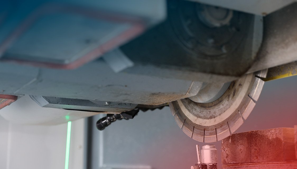 Por que as serras ponte CNC utilizam discos maiores?